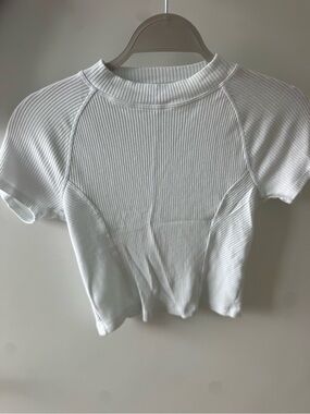 Bed Bath & Beyond White Ribbed Short Sleeve Crewneck Top